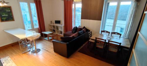 Televisyen dan/atau pusat hiburan di Double gite, Duplex et Chaleureuse petite maison