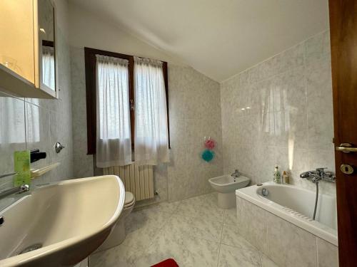 Ванна кімната в Casa di Lily - Magnifico Giardino, parcheggio privato e Free Wifi