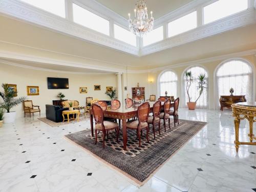 - une salle à manger avec une table et des chaises dans l'établissement Wienerwald Residenz, à Baden