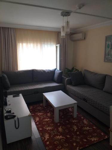 ein Wohnzimmer mit einem Sofa und einem Couchtisch in der Unterkunft Emet Resort Apart Otel in Emet