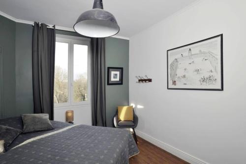 een slaapkamer met een bed en een raam bij Maison Eureka Chantilly Gouvieux in Gouvieux