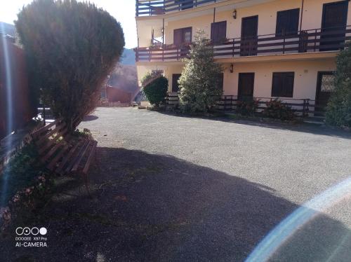 Το κτήριο όπου στεγάζεται  το διαμέρισμα