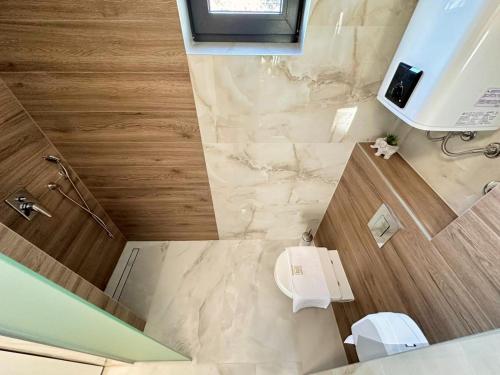 ヤホリナにあるApartmani RISのシャワー、トイレ、洗面台付きのバスルーム
