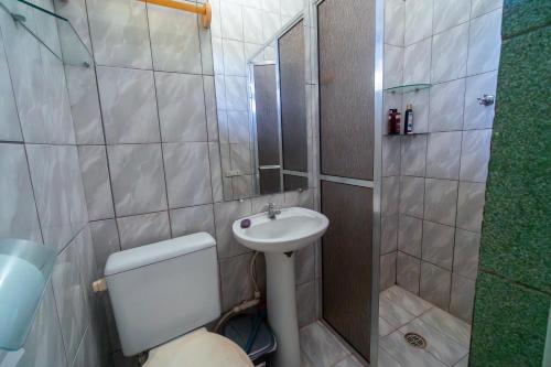 a bathroom with a toilet and a sink and a shower at Casa da Almada - Ubatuba - próximo a praia in Ubatuba