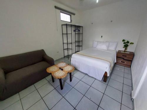 - une chambre avec un lit, un canapé et une table dans l'établissement Estudio con terraza, à Cozumel