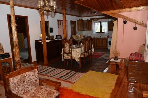 uma sala de estar com uma mesa e uma cozinha em Σοφίτα em Graviá