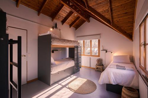 1 dormitorio con 2 literas y ventana en Warthon Hostel en San Martín de los Andes