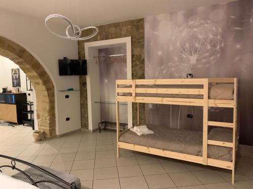 una habitación con una litera en una habitación en Al Vico Bartoli Suite Room, en Mazzarino