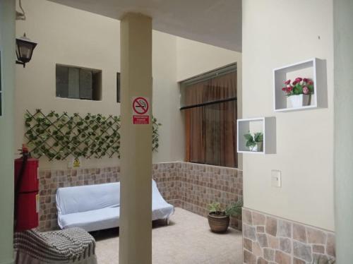 una sala de estar con una señal de no fumadores en la pared en Hostal Real Piura - Oficial, en Piura