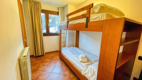1 dormitorio con 2 literas en una habitación en Appartamento Smith Bonarda - Affitti Brevi Italia, en Bardonecchia