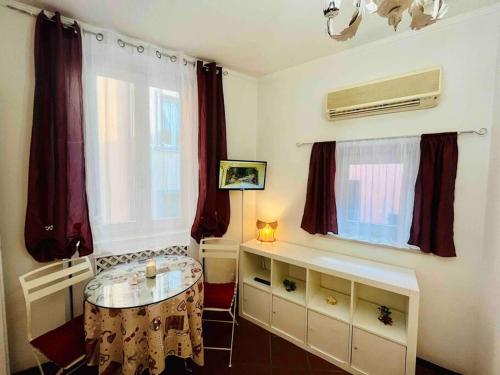 una camera con tavolo e finestra di Romantic Apartment on Garda Lake a Desenzano del Garda
