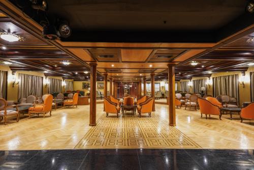 Χώρος καθιστικού στο Nile Cruise City and Sea Adonis - Every Thursday from Luxor for 04 or 07 Nights - Every Monday from Aswan for 03 Nights