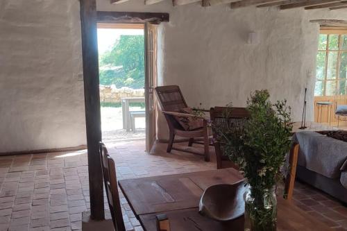 un salon avec un canapé et une table dans l'établissement Le cottage des Acacias, à Salignac Eyvigues