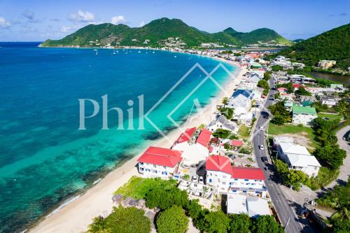 an aerial view of a beach with houses at Très jolie 3 pièces à Gd Case les pieds dans l'eau in Grand Case