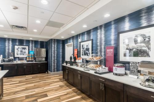 オクラホマシティにあるHampton Inn Oklahoma City Northeast OKのカウンター付きレストラン