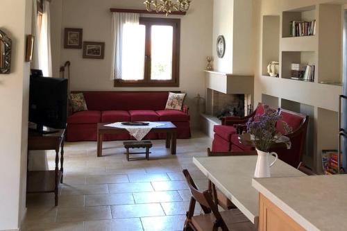 ein Wohnzimmer mit einem roten Sofa und einem Tisch in der Unterkunft Elegant Maisonette 