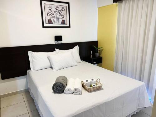 łóżko z dwoma ręcznikami i koszem na nim w obiekcie Flat próx. a USP e Nações Unidas w mieście Bauru
