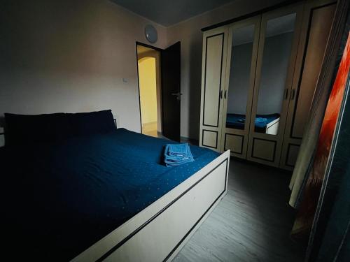 Un pat sau paturi într-o cameră la Apartament BACAU