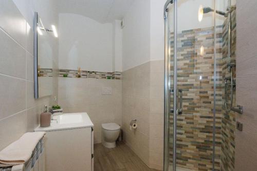 ein Bad mit einer Dusche, einem Waschbecken und einem WC in der Unterkunft La casa di Bianca in Piediluco