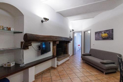 ein Wohnzimmer mit einem Sofa und einem Kamin in der Unterkunft La casa di Bianca in Piediluco