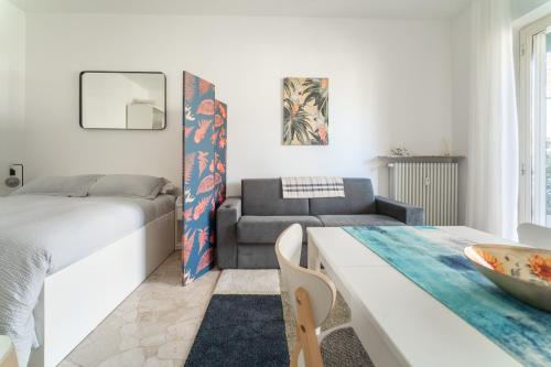 貝加莫的住宿－Casa Vacanze Giulio Cesare，白色的客房配有一张床和一张餐桌