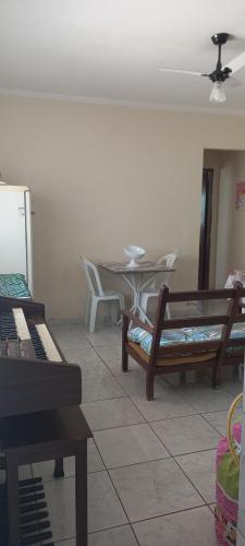 uma sala de estar com um piano e uma mesa em casa a 5 minutos do aeroporto e Univida em Araraquara