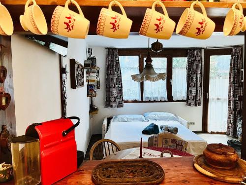 - une chambre avec un lit et une table avec une valise rouge dans l'établissement Chez moi, à Chamonix-Mont-Blanc