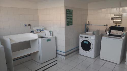 a laundry room with a washing machine and a washer at Departamento frente a Playa Brava in Iquique