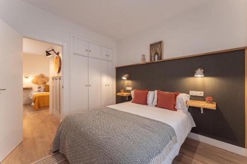 1 dormitorio con 1 cama grande y cabecero negro en Apartamento Turístico KHöALA HOME en Merida