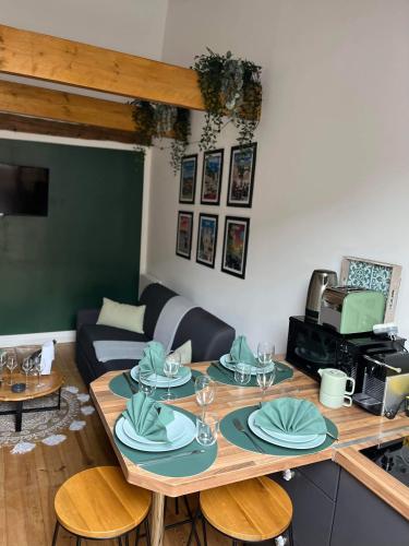 a living room with a table and a couch at Le nid d’Isa in Hautvillers