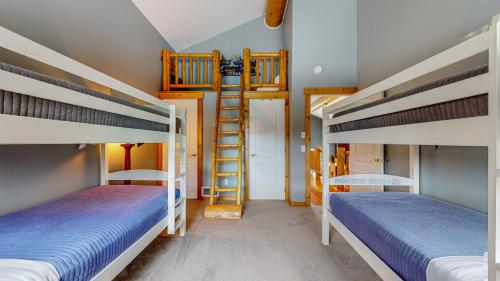 een kamer met 3 stapelbedden en een ladder bij Glacier Dream Escape in Coram