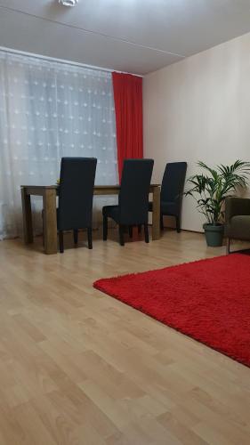 een kamer met stoelen en een tafel en een rood tapijt bij Perl in Amsterdam