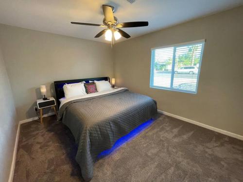 - une chambre avec un lit et un ventilateur de plafond dans l'établissement New Midtown Modern Home with Backyard (Unit A), à Phoenix