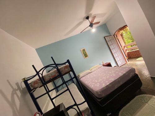 1 dormitorio con 2 literas en una habitación en Recanto mato verde, en Caraguatatuba
