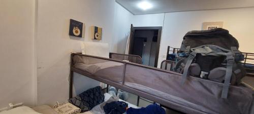 een slaapkamer met een stapelbed en een rugzak bij Aladdin hostel in Koeweit