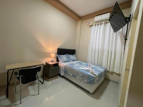 ein kleines Schlafzimmer mit einem Bett und einem Fenster in der Unterkunft La Pequeña Suiza in Talara
