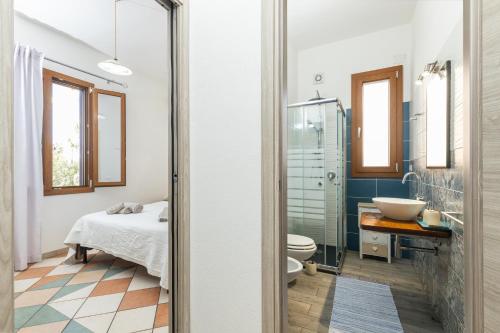 uma casa de banho com uma cama, um lavatório e um WC. em Scirocco a pochi passi dal mare em Santa Maria Navarrese