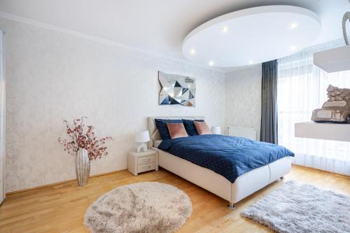 Beautiful three bedrooms apartment with free parking close to the Danube Coast