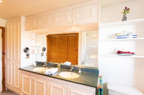 une salle de bain avec deux lavabos et un miroir dans l'établissement Stunning 7BR GardenVilla - Glasgow & Loch Lomond - Sleeps25 - PleasantHillScotland, à Milngavie