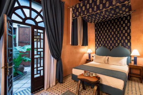 Postel nebo postele na pokoji v ubytování Algilà Fes Riad Medina Charme Hotel