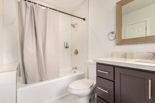 ein weißes Bad mit einem WC und einem Waschbecken in der Unterkunft Your Downtown Studio With All Amenities Unit B in Phoenix