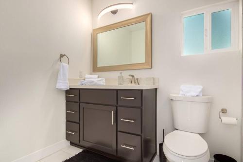 Bathroom sa Your Downtown Home With California King Bed Unit A