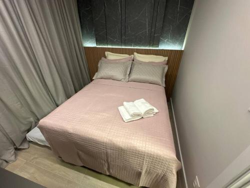 ein kleines Bett mit zwei Handtüchern darüber in der Unterkunft Apartamento Frente Mar Bc 704 in Balneário Camboriú