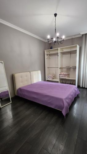 เตียงในห้องที่ Doctors Garden Appartment