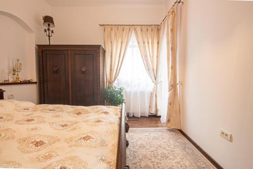 a bedroom with a bed and a window at RunCa-n Rai in Cristian