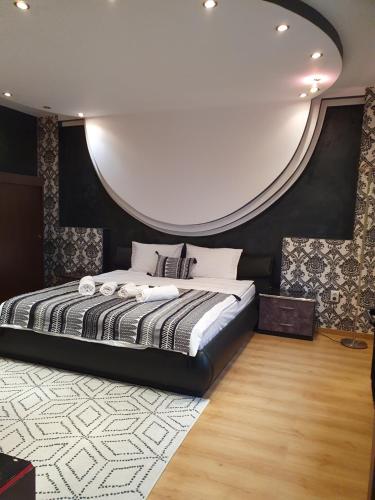 een slaapkamer met een groot bed en een grote spiegel bij NANA"S HOUSE APARTAMENT 2 Camere,2 bai in Sibiu