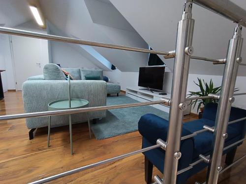 - un salon avec un canapé et une table dans l'établissement Cozy Stay Apartments, à Salzbourg