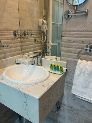 a bathroom with a white sink and a mirror at الماطر للشقق الفندقية Almater Hotel Suites in Khafji