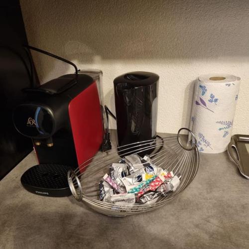 a wire basket sitting on a counter with a toaster at Les Cigognes de Andolsheim in Andolsheim