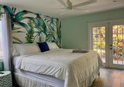 een slaapkamer met een bed met tropisch behang bij House in Jupiter, FL near stadium and beach in Jupiter